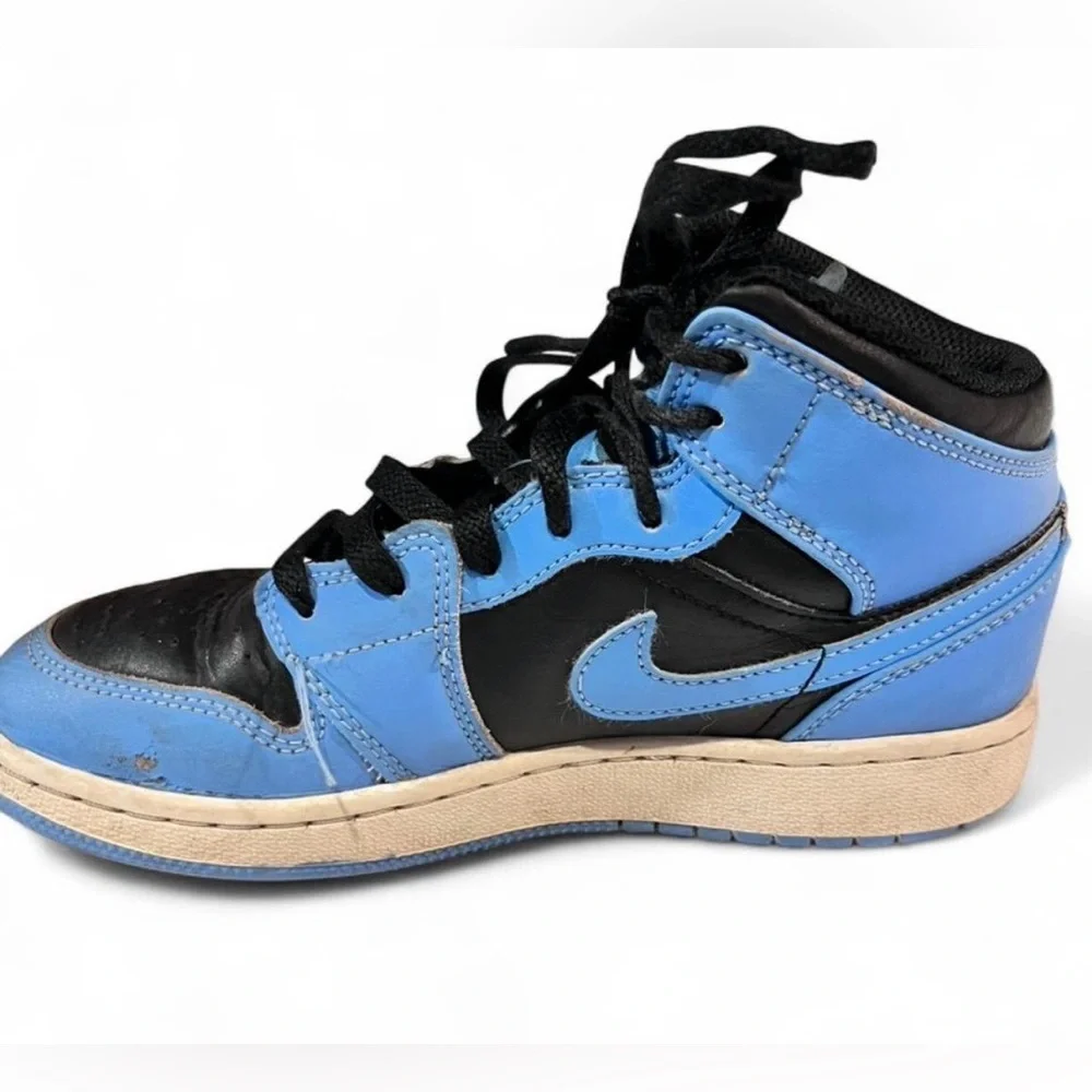Kids Nike Air Jordan 1 Mid Trainers Sneakers in Black & Light Blue